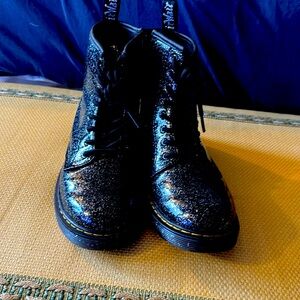 These are Women’s Dr. Martins black with gold sparkles on them.